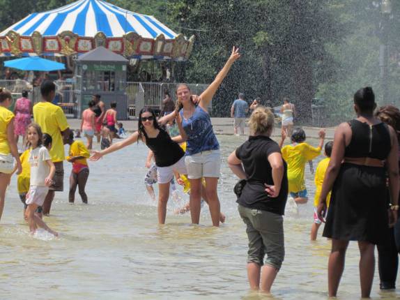 Fugindo do calor na Frog Pond, no Boston Common, o principal parque da capital de Massachusetts, nos Estados Unidos